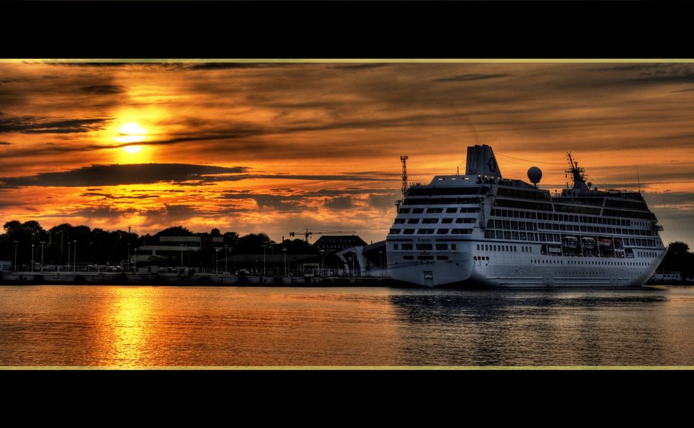 Sonnenuntergang am Pier 7 in Warnemünde [HDRi]