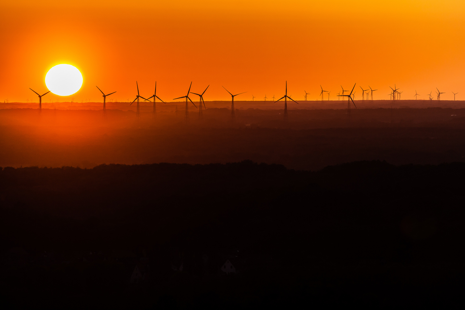 Sonnenuntergang am Piesberg mit Windrädern