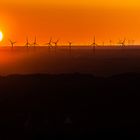 Sonnenuntergang am Piesberg mit Windrädern