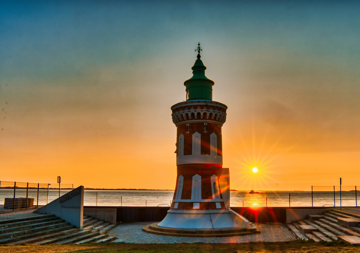 Sonnenuntergang am "Pingelturm" am Eingang zur Kaiserschleuse