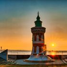 Sonnenuntergang am "Pingelturm" am Eingang zur Kaiserschleuse