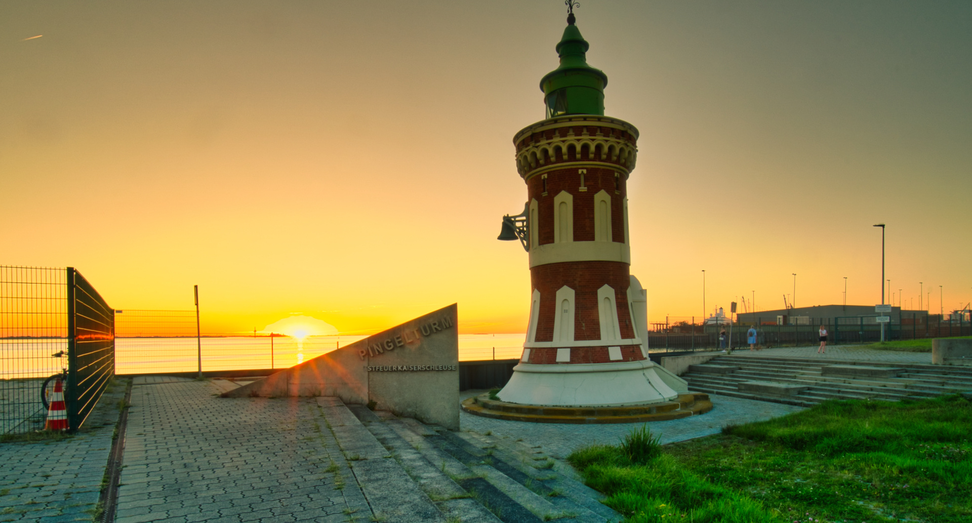 Sonnenuntergang am "Pingelturm" an der Kaiserschleuse