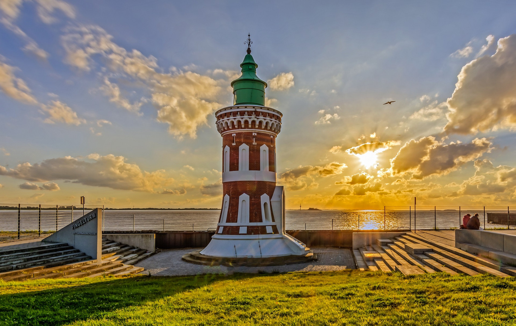 Sonnenuntergang am Pingelturm an der Kaiserschleuse in Bremerhaven