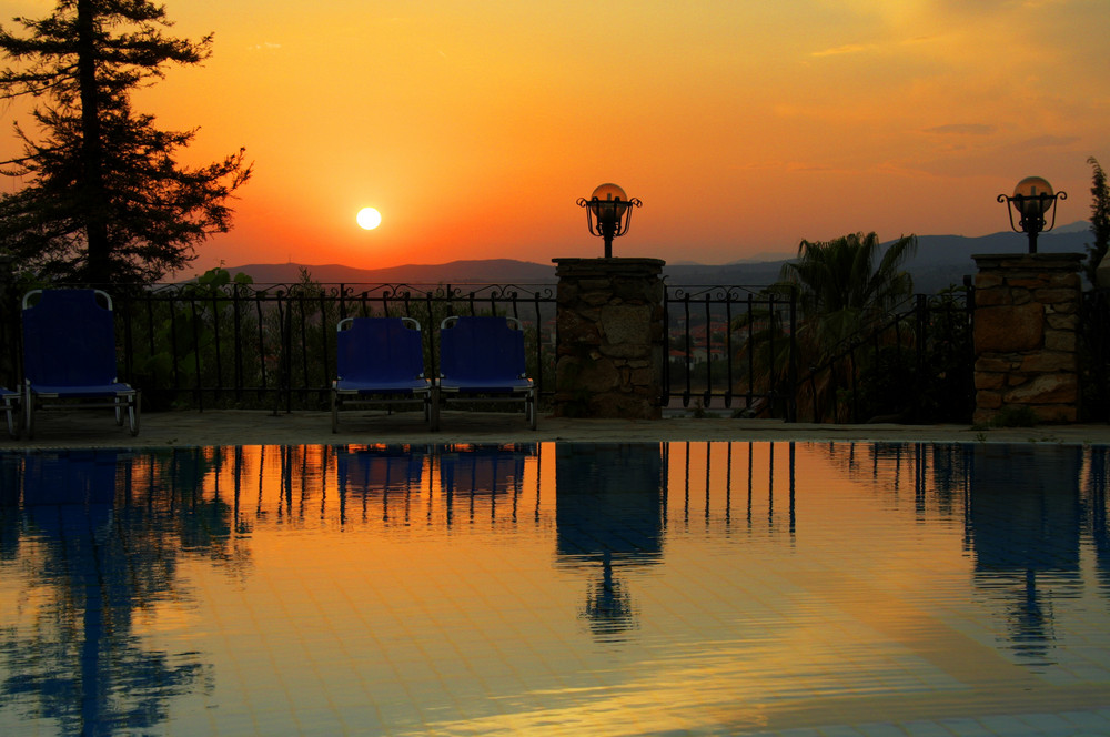 Sonnenuntergang am Pool