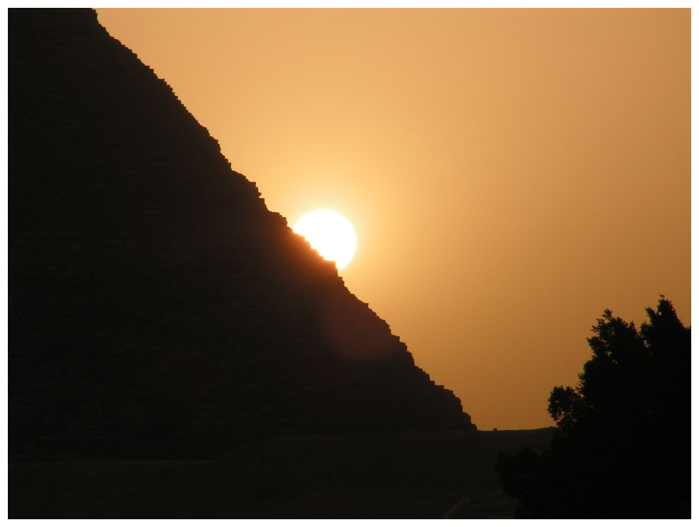 Sonnenuntergang am Rand der Pyramide