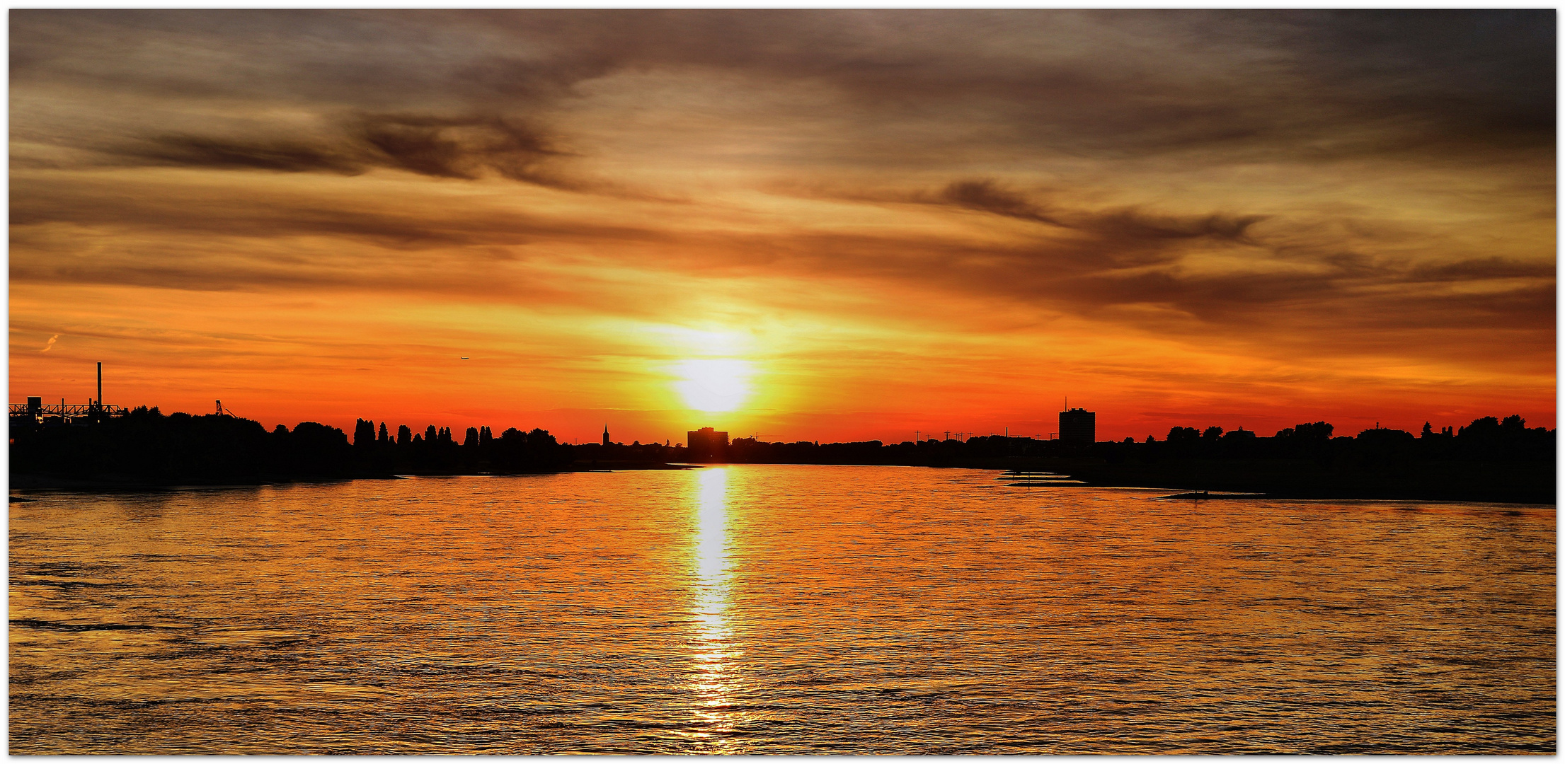 - Sonnenuntergang am Rhein -