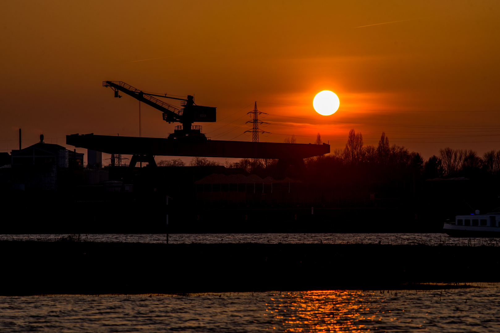 Sonnenuntergang am Rhein 1