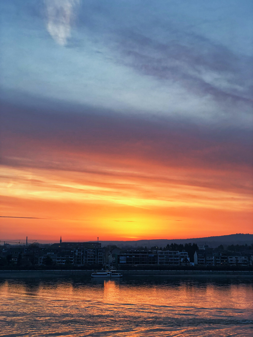 Sonnenuntergang am Rhein 1/3