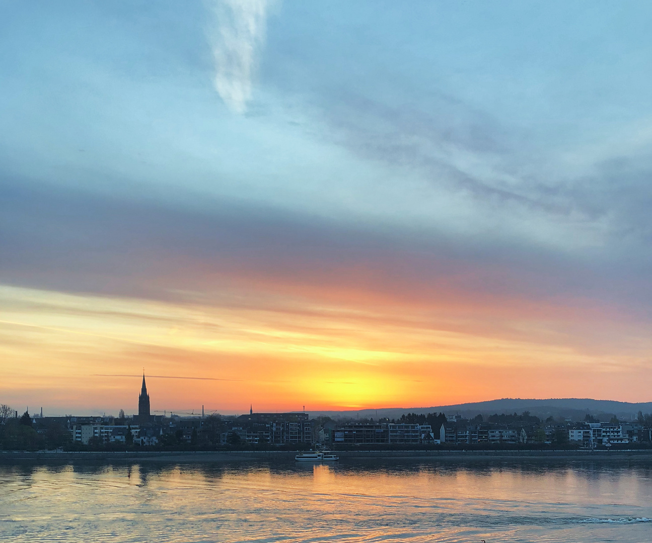 Sonnenuntergang am Rhein 2/3