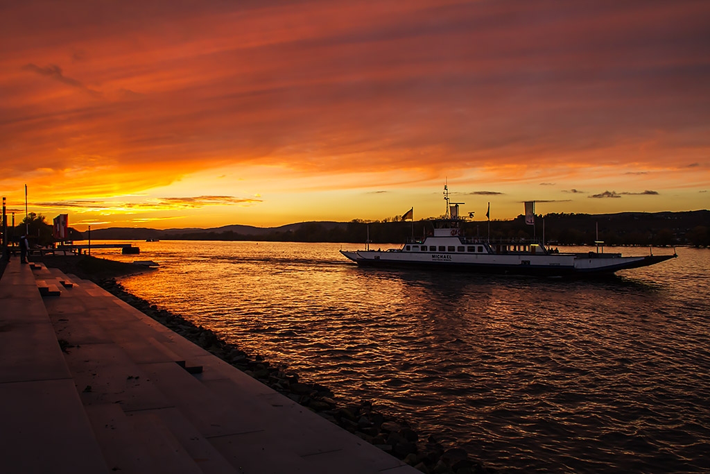 Sonnenuntergang am Rhein