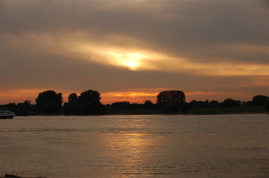 Sonnenuntergang am Rhein