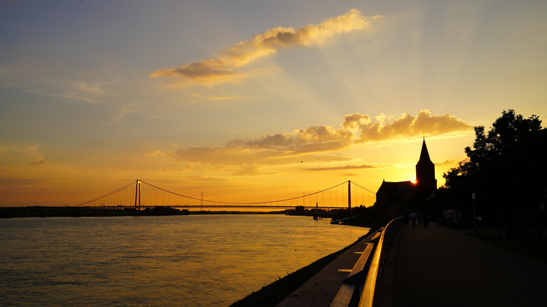 Sonnenuntergang am Rhein