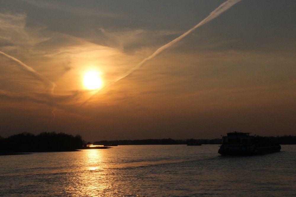 Sonnenuntergang am Rhein