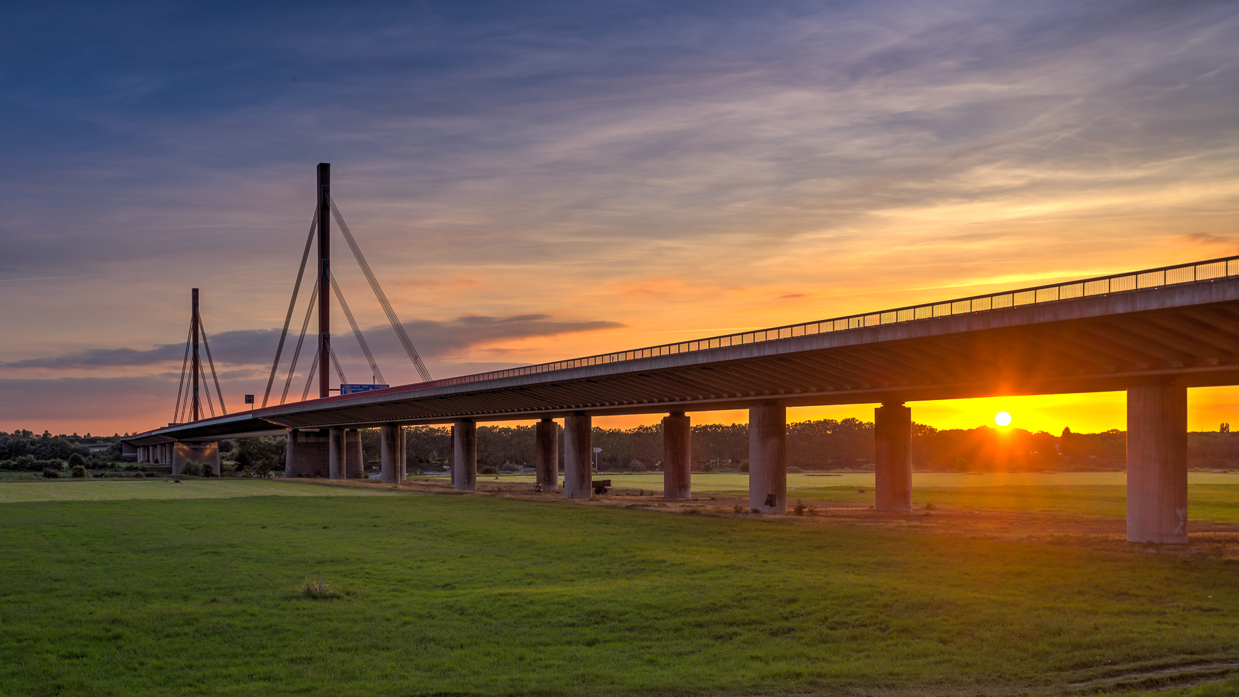 Sonnenuntergang am Rhein bei Duisburg