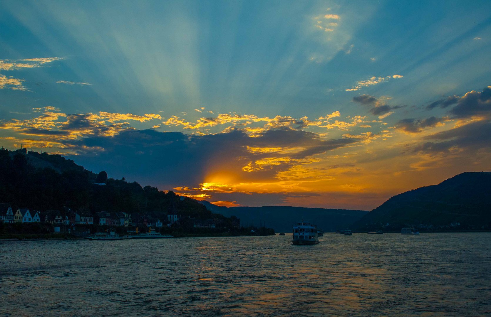 Sonnenuntergang am Rhein bei Rüdesheim