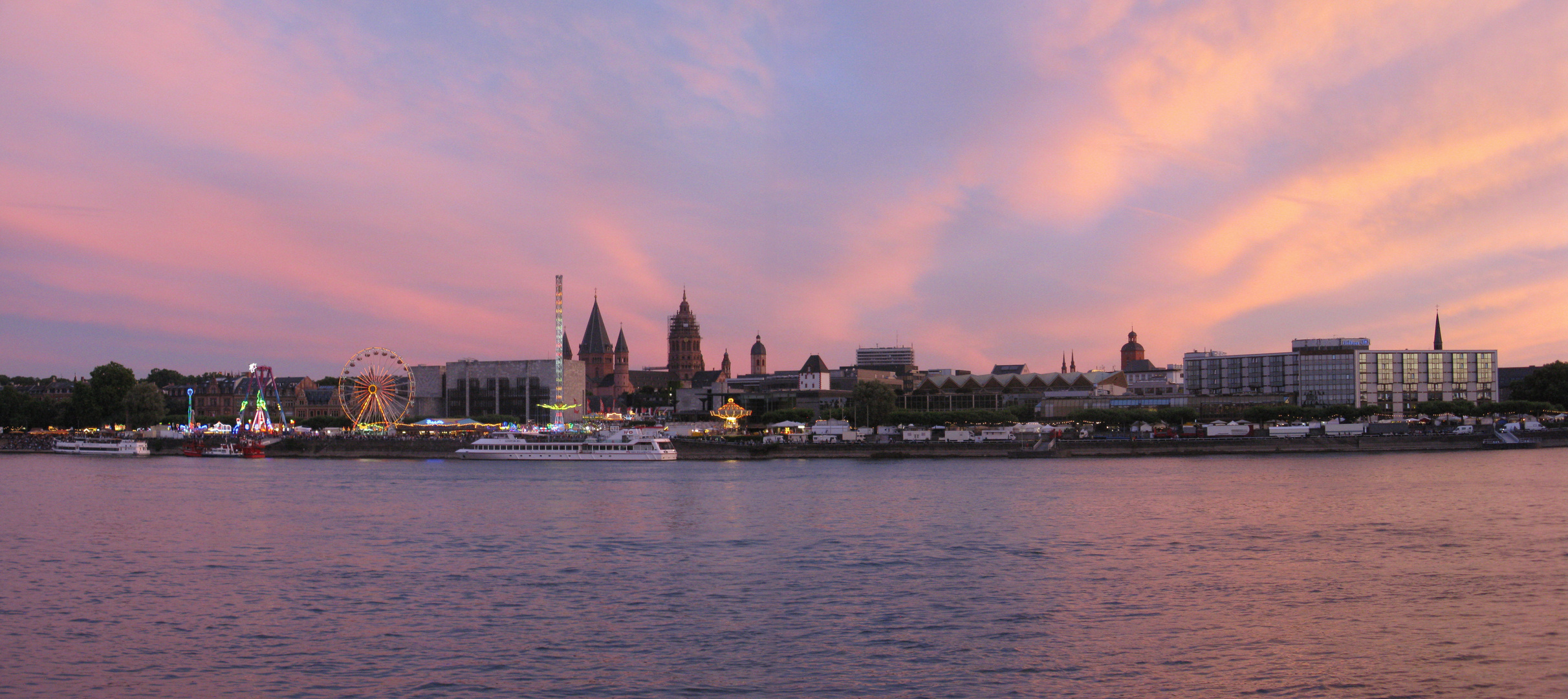 Sonnenuntergang am Rhein beim Johannisfest in Mainz