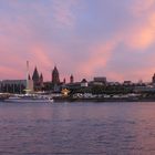 Sonnenuntergang am Rhein beim Johannisfest in Mainz