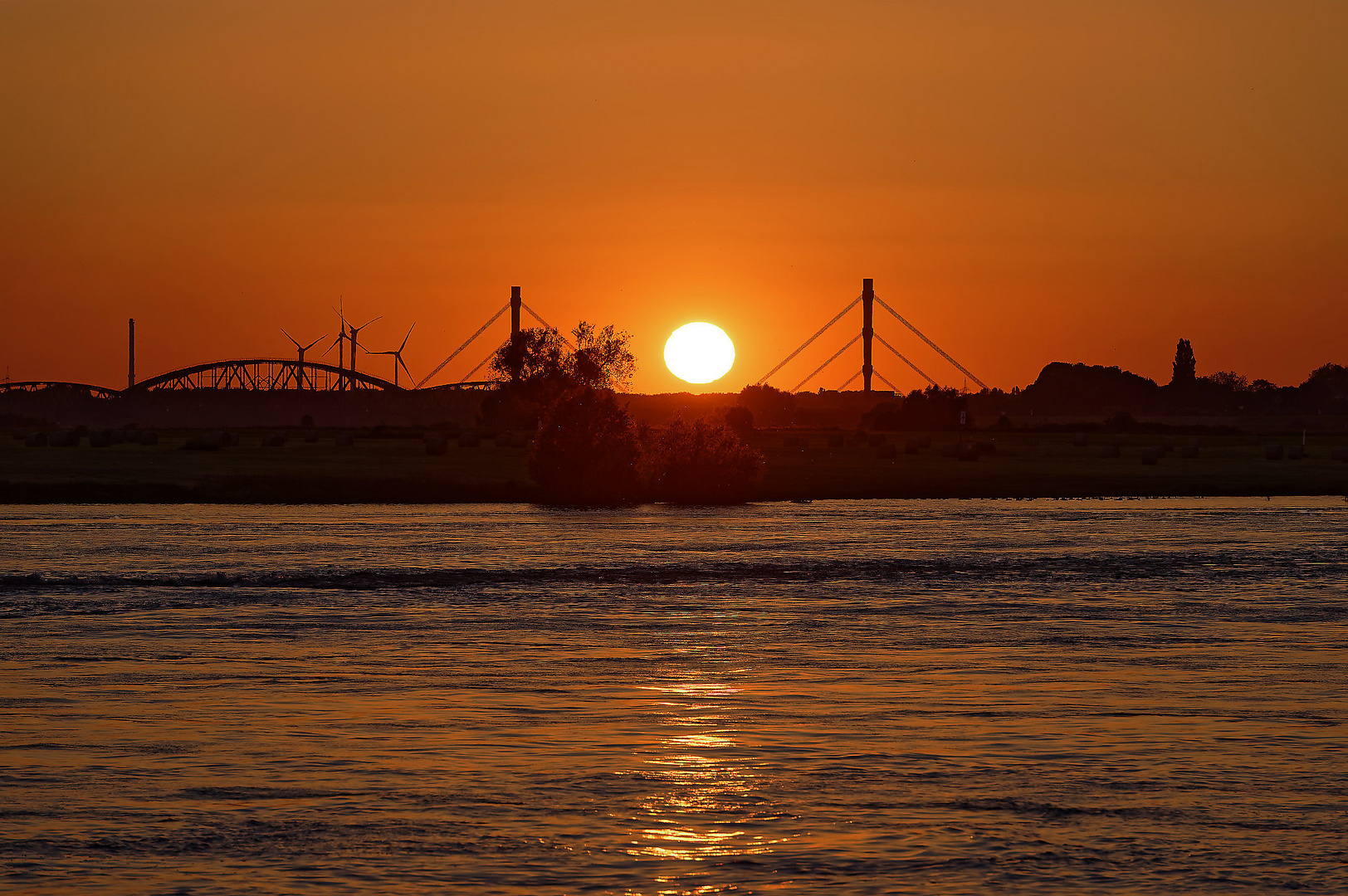 ° Sonnenuntergang am Rhein °  