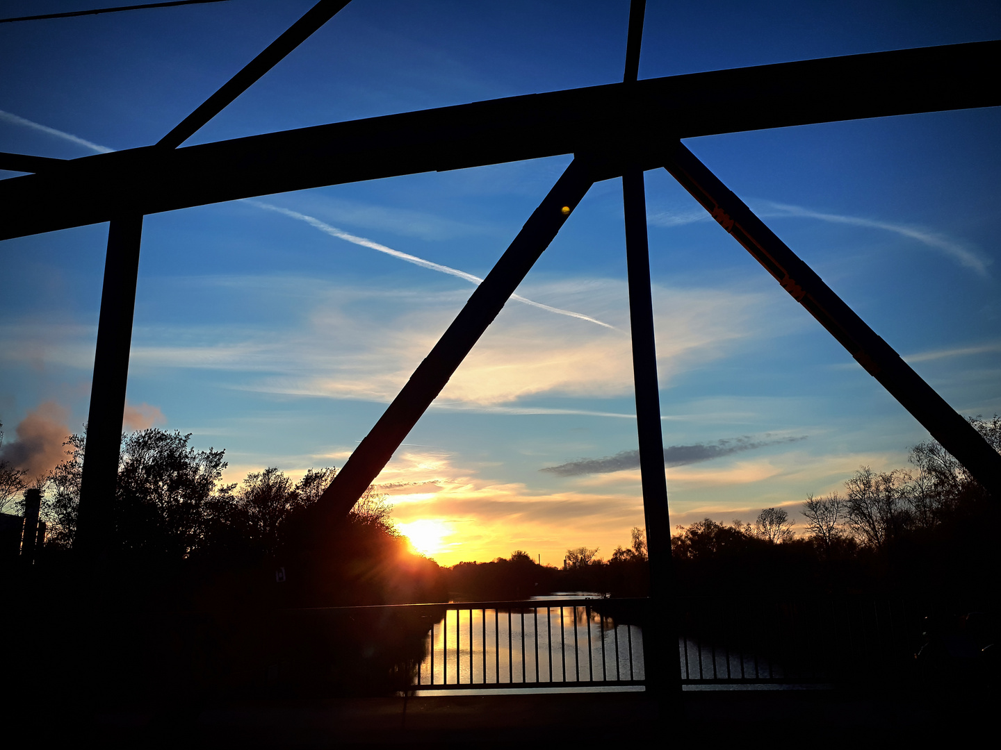 Sonnenuntergang am Rhein-Herne-Kanal in Gelsenkirchen