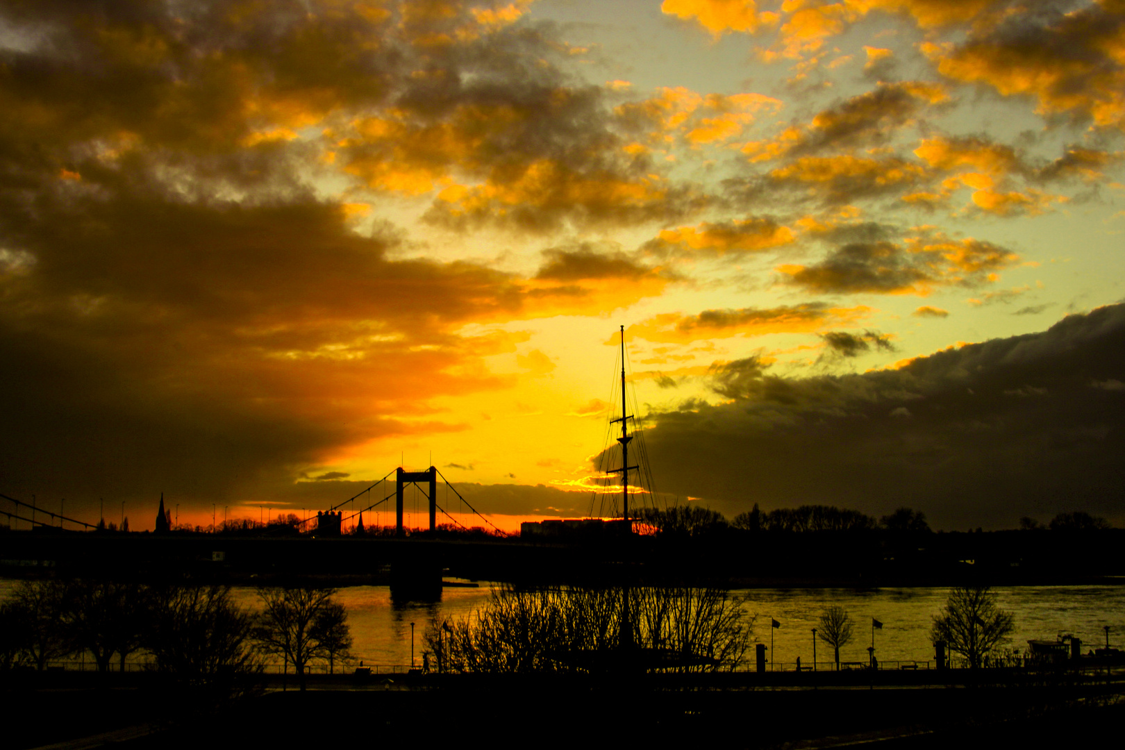 Sonnenuntergang am Rhein in Duisburg