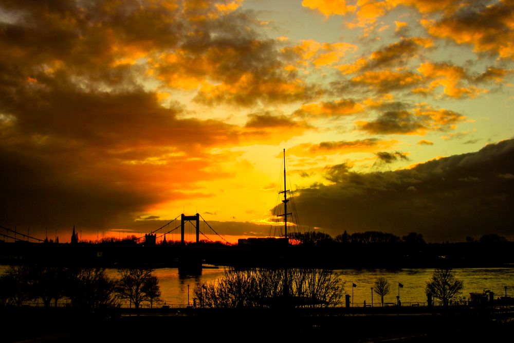 Sonnenuntergang am Rhein in Duisburg