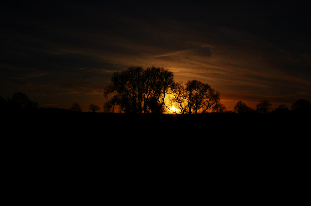 Sonnenuntergang am Rhein in Duisburg-Homberg