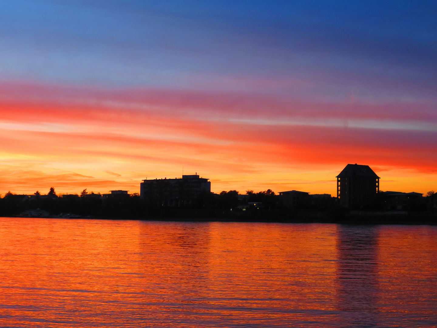 Sonnenuntergang am Rhein in Köln