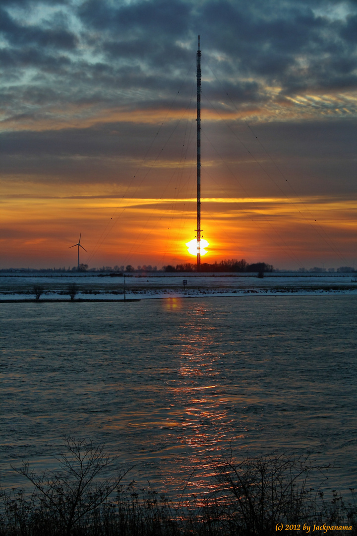 Sonnenuntergang am Rhein in Wesel (in der Blauen Stunde)