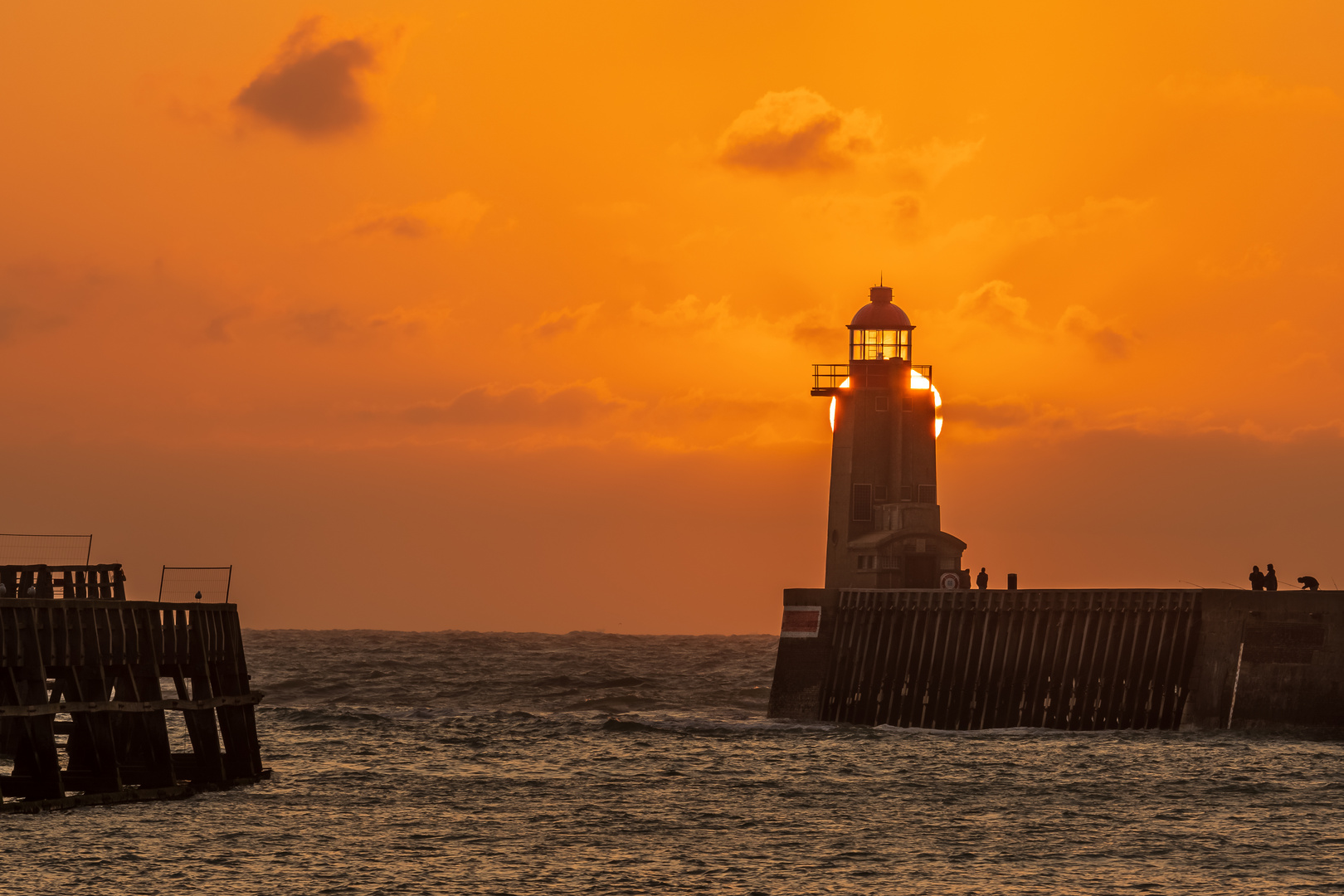 Sonnenuntergang am roten Leuchtturm in Fécamp