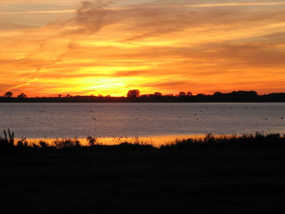 Sonnenuntergang am Salzhaff mit Blick zur Insel Poel