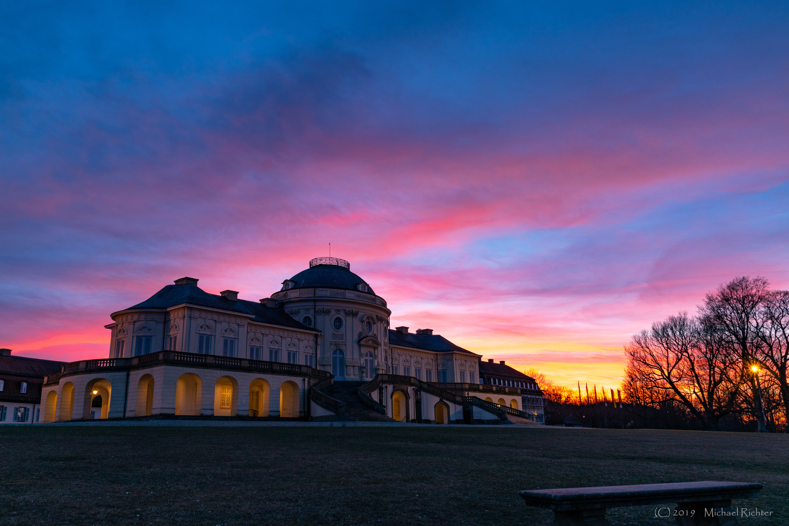 Sonnenuntergang am Schloss