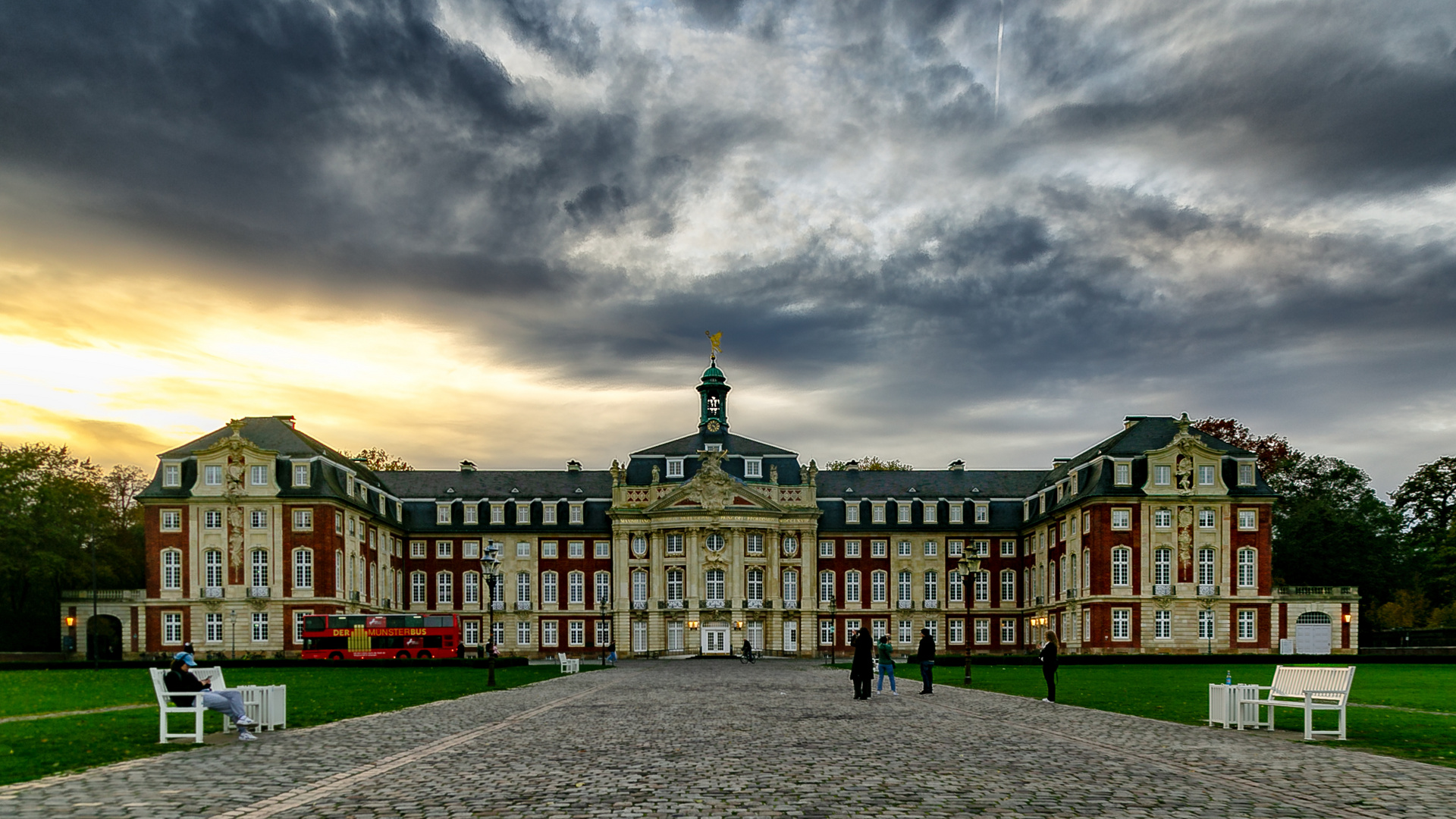 Sonnenuntergang am Schloss