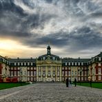 Sonnenuntergang am Schloss