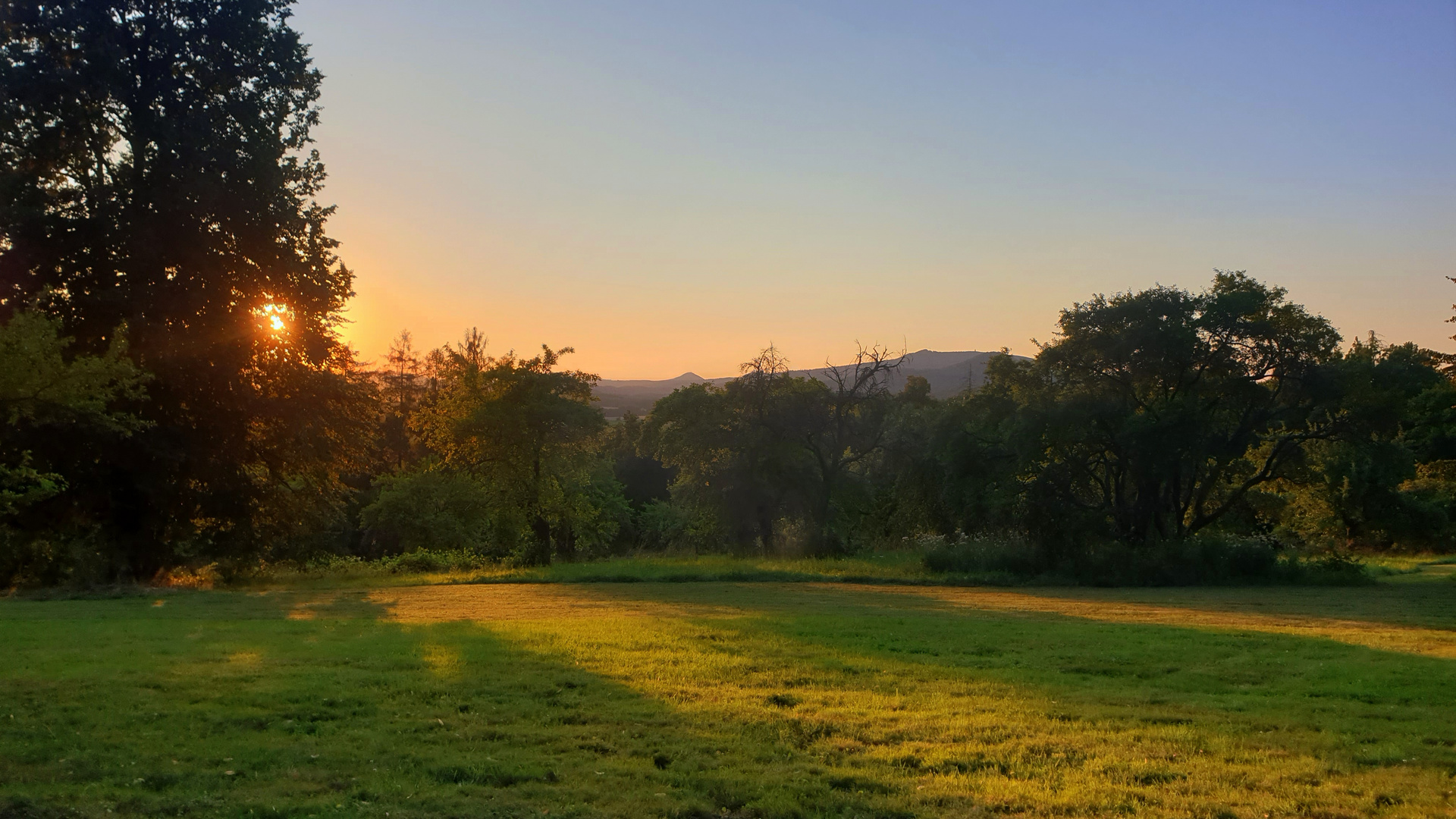 Sonnenuntergang am Schloß Lemberk in Nordböhmen mit Blick zu Lausche und Hochwald