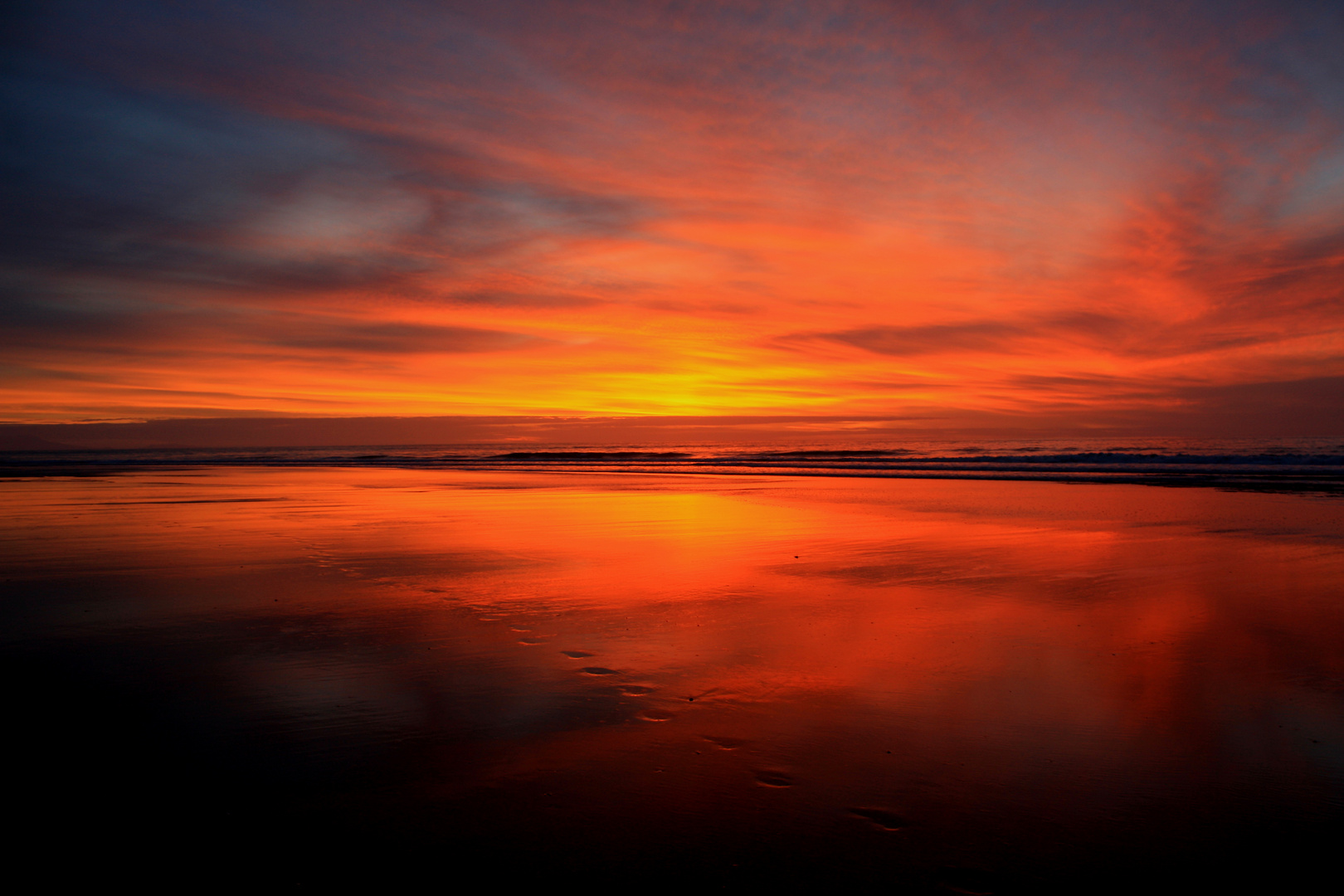 Sonnenuntergang am schwarzen Strand