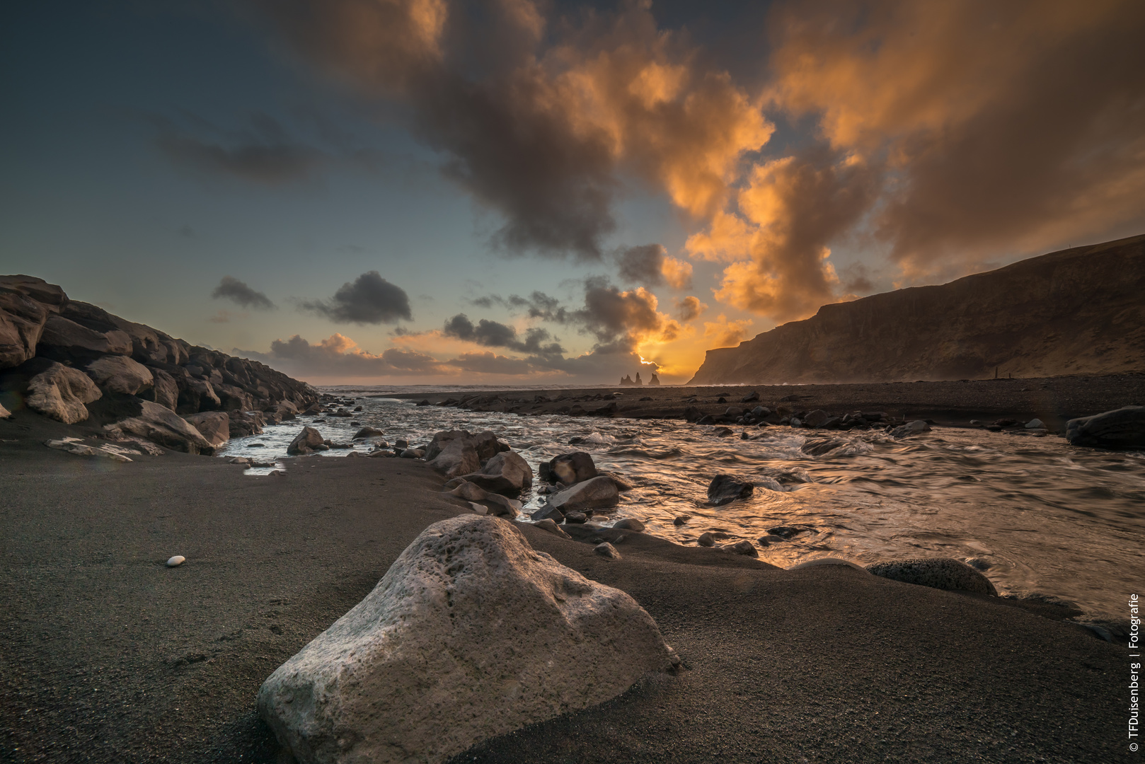 Sonnenuntergang am schwarzen Strand von Vik auf Island.