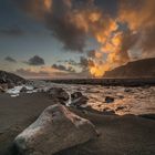 Sonnenuntergang am schwarzen Strand von Vik auf Island.