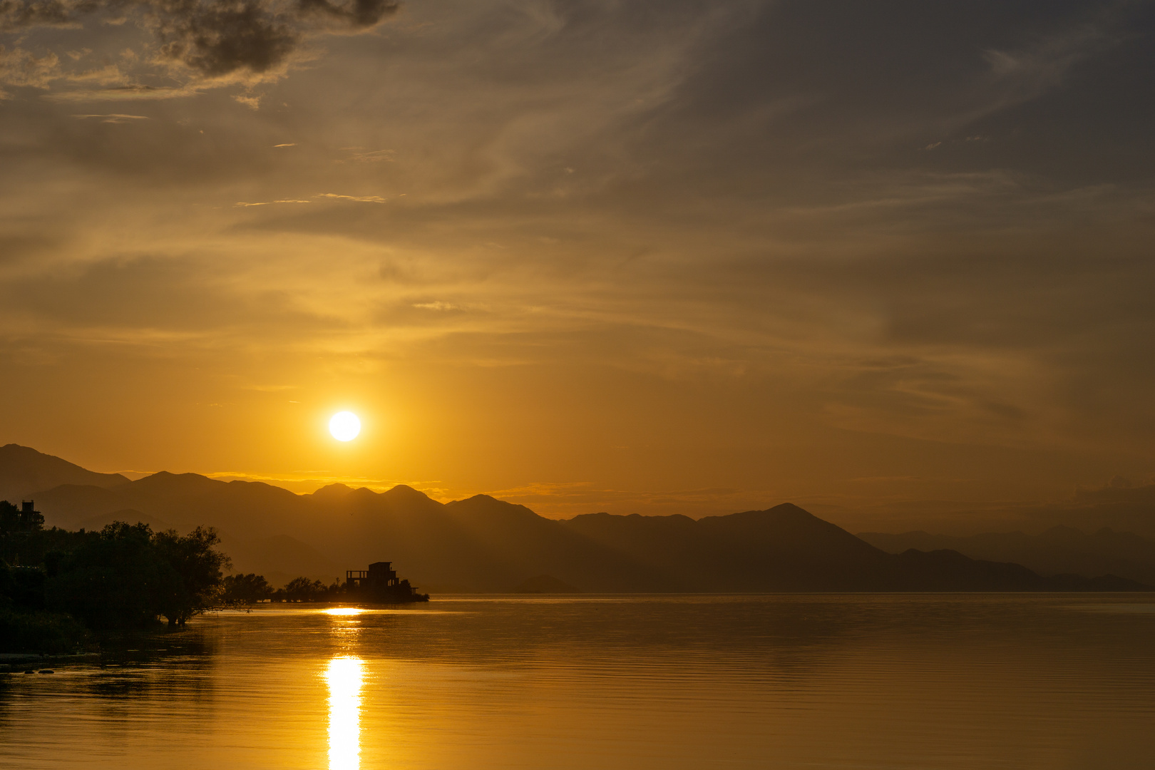 Sonnenuntergang am Scutarisee