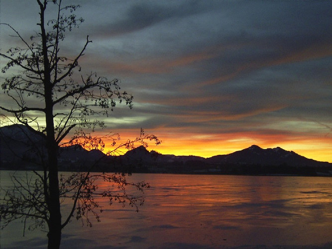 SONNENUNTERGANG AM SEE