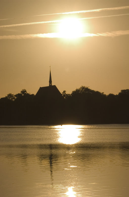 Sonnenuntergang am See mit Kirche