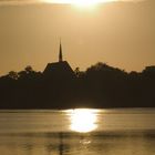 Sonnenuntergang am See mit Kirche