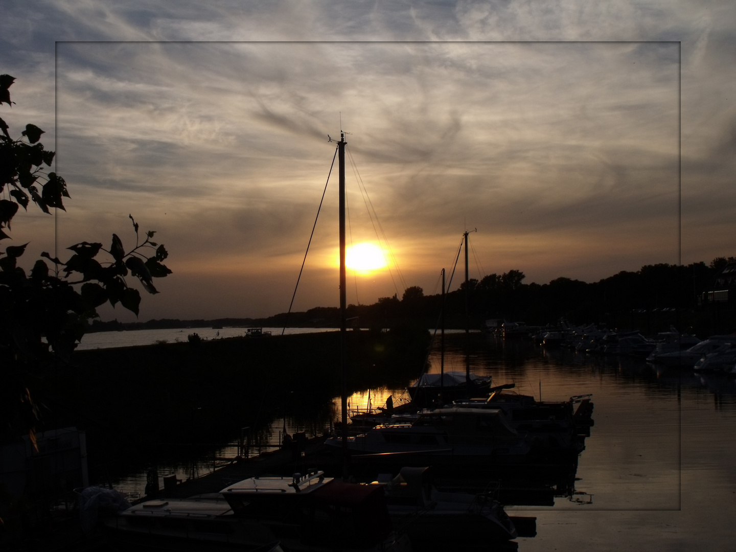 Sonnenuntergang am Segelhafen