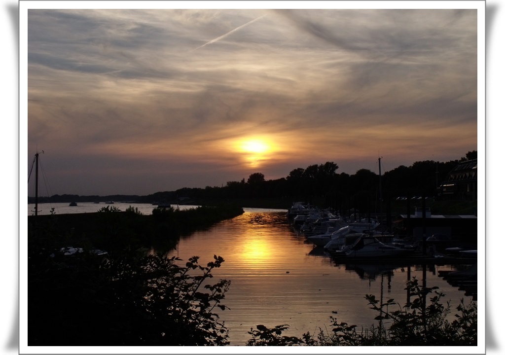 Sonnenuntergang am Segelhafen