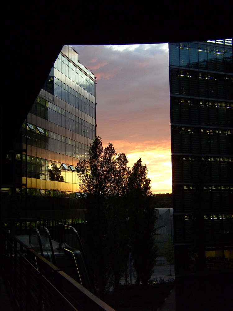 Sonnenuntergang am Sony Center ( Berlin)