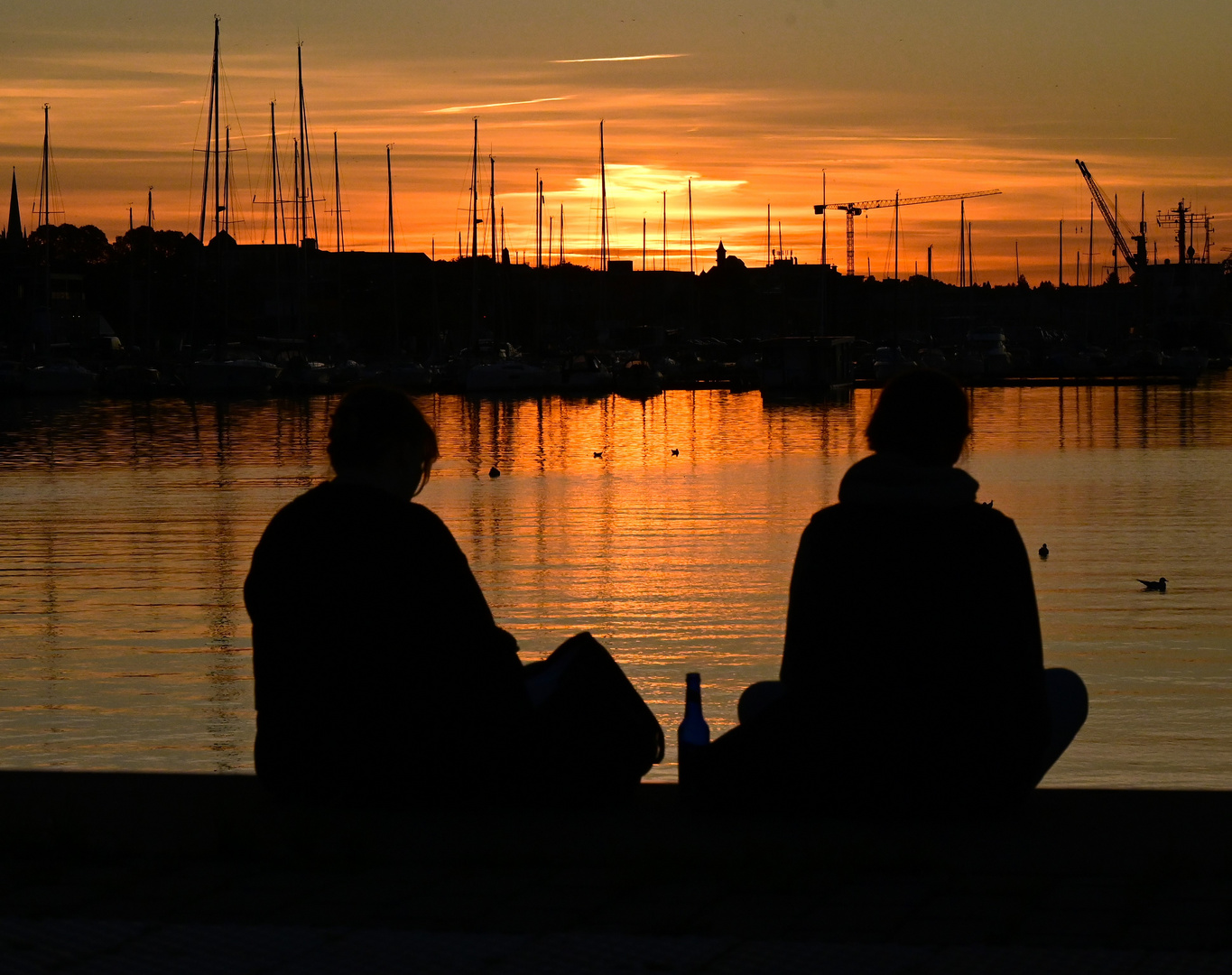 ... Sonnenuntergang am Stadthafen genießen ...