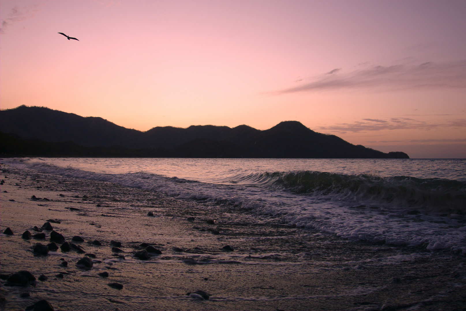 Sonnenuntergang am Steinstrand