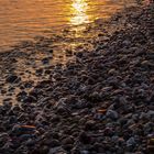 Sonnenuntergang am Steinstrand