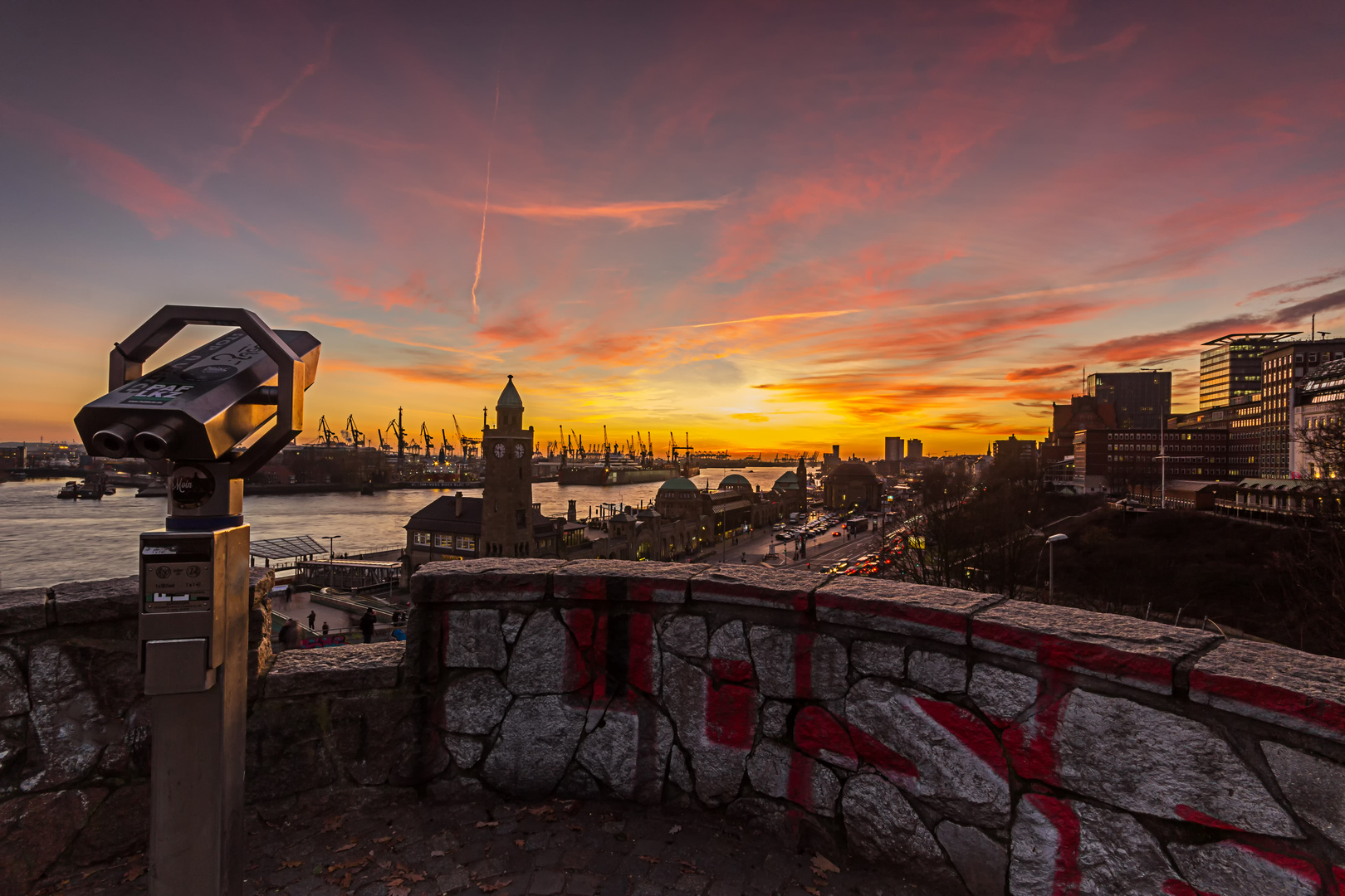 Sonnenuntergang am Stintfang Landungsbrücken