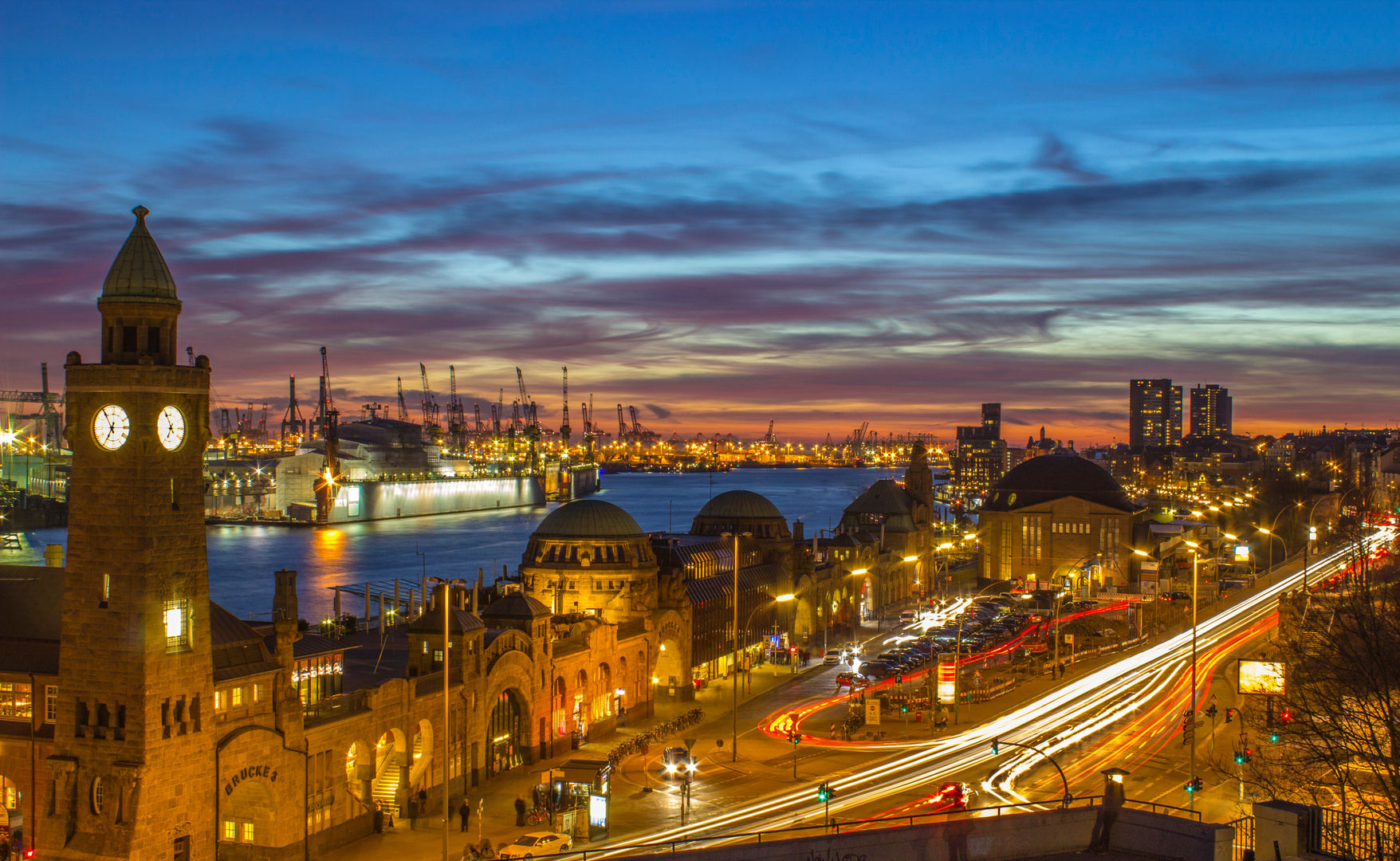 Sonnenuntergang am Stintfang Landungsbrücken Hamburg