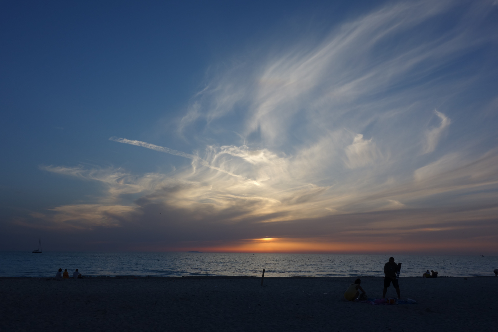 Sonnenuntergang am Strand in der Toscana